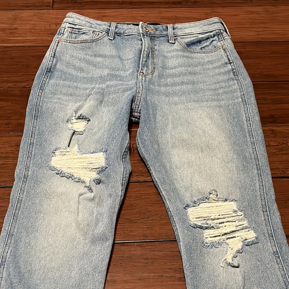 Hollister Ultra High-Rise Mom Jean - Picture 4 of 9